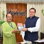 वरिष्ठ पत्रकार जय सिंह रावत ने सीएम को भेंट की  अपनी पुस्तक बदलते दौर से गुजरती जन जातियां