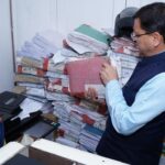 मुख्यमंत्री ने किया रजिस्ट्रार ऑफिस का औचक निरीक्षण