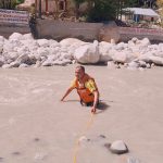 भागीरथी नदी  में स्नान के दौरान महिला का फिसला पैर, नदी के बीचों-बीच टापू पर फंसी महिला, एसडीआरएफ ने किया सुरक्षित रेस्क्यू