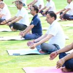 सीएम ने आवास पर अधिकारियों-कर्मचारियों के साथ किया योगाभ्यास