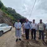 लोनिवि मंत्री महाराज ने किया मसूरी, कोल्हूखेत, पानी वाले बैंड सड़क का औचक निरीक्षण