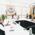 सभी पंपिंग पेयजल परियोजनाओं के निर्माण में सोलराइजेशन की संभावनाओं को अनिवार्य रूप से तलाश जाए : CS