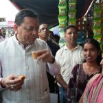 सीएम धामी की सादगी ने दिया ‘लोकल फॉर वोकल’ का संदेश, मेलाघाट रोड पर पैदल चलकर मिलन डेरी में पी चाय